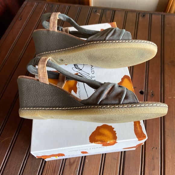 Donald Pliner sling back POLA-60CF rust/bronze natural wedge heels. - Picture 8 of 10